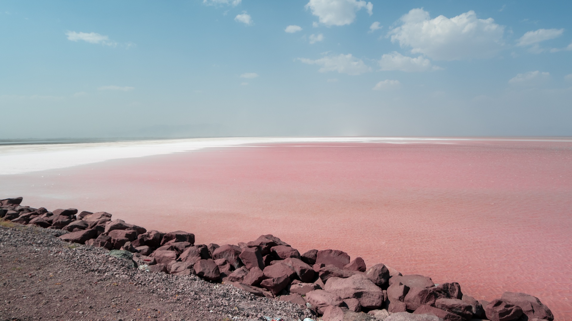 Розовое озеро Урмия
